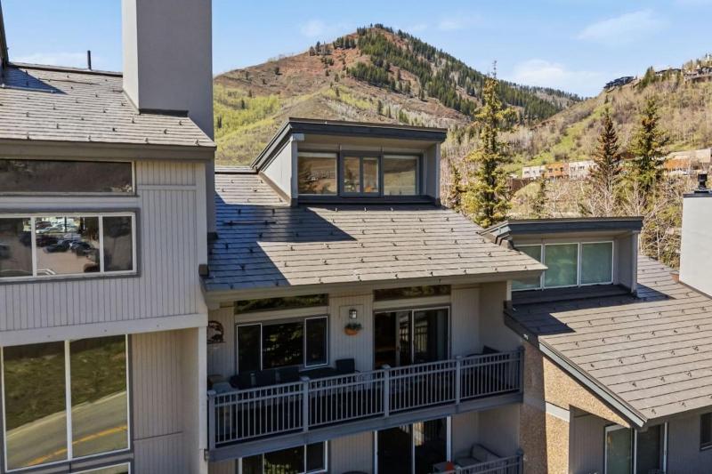 Lionshead Living Steps from Gondola Pool - image 16