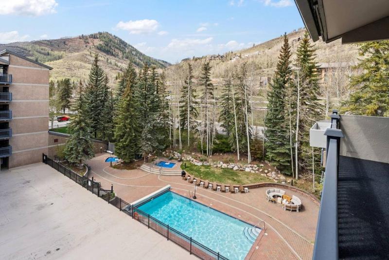 Lionshead Living Steps from Gondola Pool - image 19