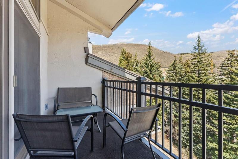 Lionshead Living Steps from Gondola Pool - image 11