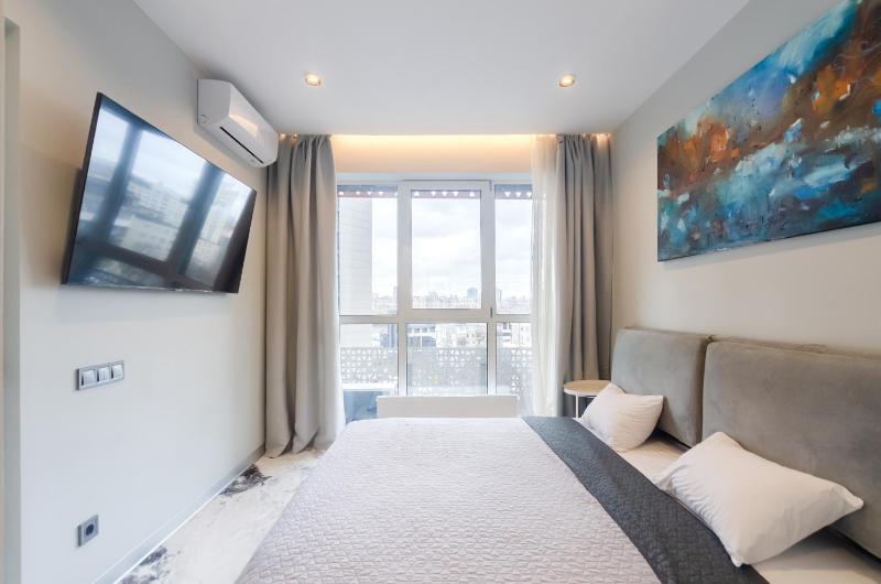 7-23 Kvartet Vasyl Lypkivskyi 16b Kyiv railway station metro nearby fantastic city view Petrovdom Apartment - image 6