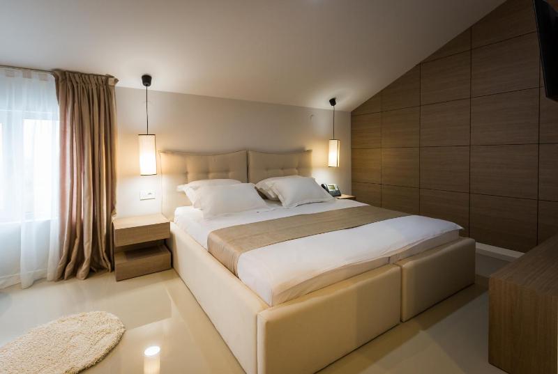 Deluxe Twin Room image 3