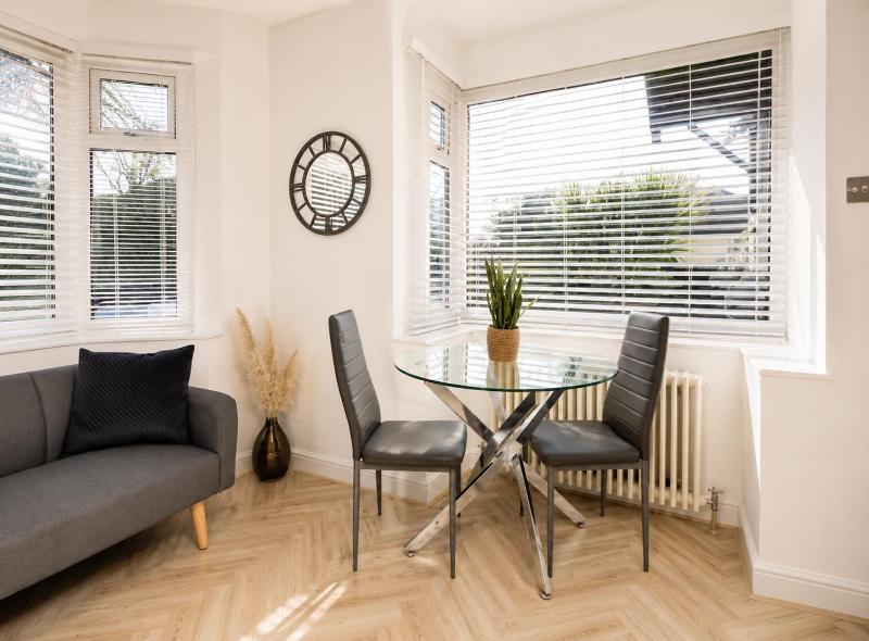 Private Gated Home Parking Sleeps 7 - image 13