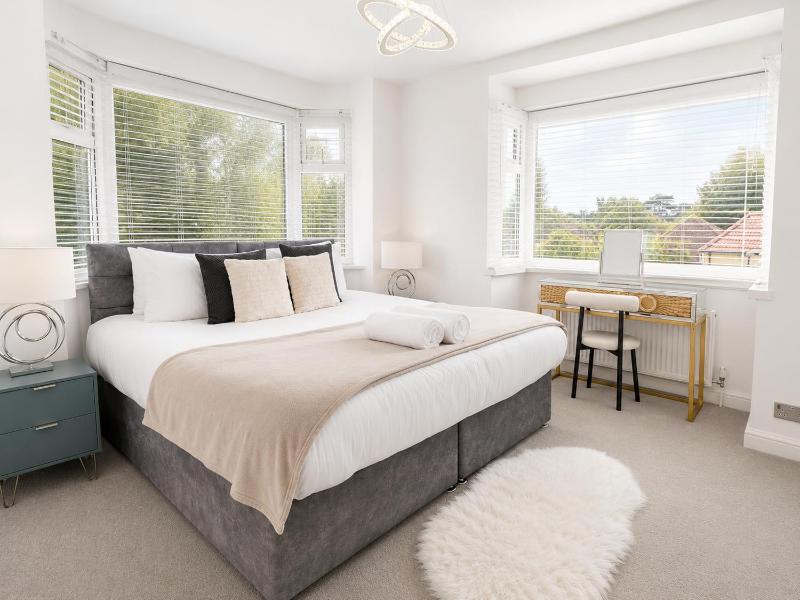Private Gated Home Parking Sleeps 7 - image 8