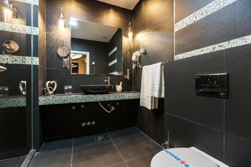 Deluxe Twin Room image 1