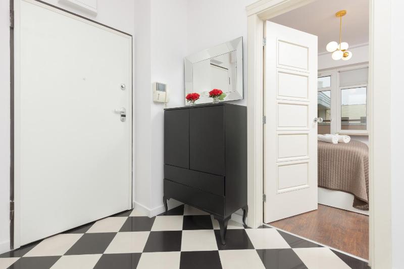Bright Apartment for Two with Balcony Near Wilanow Palace by Noclegi Renters - image 11