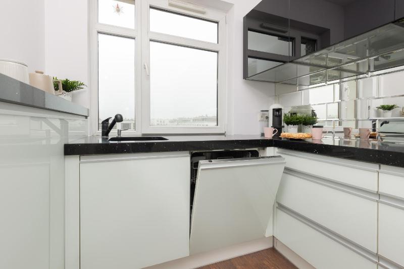 Bright Apartment for Two with Balcony Near Wilanow Palace by Noclegi Renters - image 8