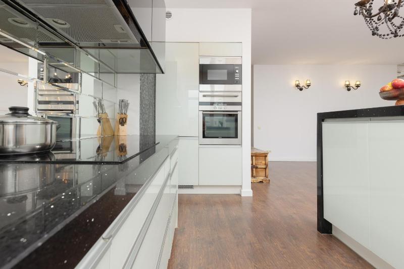 Bright Apartment for Two with Balcony Near Wilanow Palace by Noclegi Renters - image 13