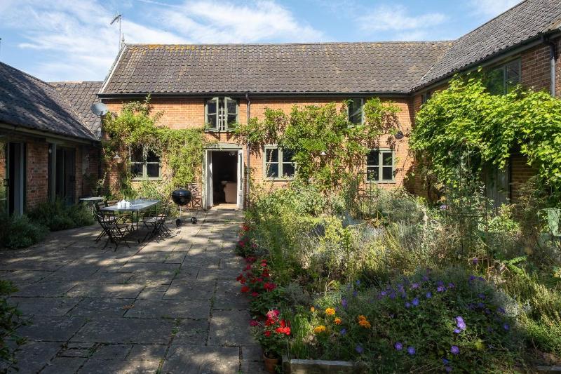 The Dairy House #Aldeburgh #SnapeMaltings - sleeps 11 - NOT SUITABLE FOR HENS OR STAGS OR ANY SIMILAR NOISY EVENTS DUE TO PROXIMITY OF NEIGHBOURS WHO VALUE THEIR PEACEFUL SETTING - Manage by Aldeburgh Coastal Cottages - image 7