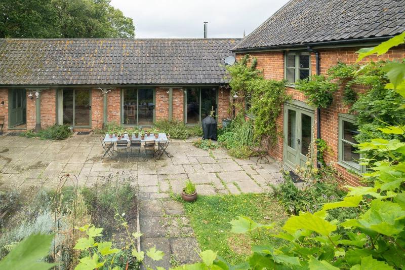 The Dairy House #Aldeburgh #SnapeMaltings - sleeps 11 - NOT SUITABLE FOR HENS OR STAGS OR ANY SIMILAR NOISY EVENTS DUE TO PROXIMITY OF NEIGHBOURS WHO VALUE THEIR PEACEFUL SETTING - Manage by Aldeburgh Coastal Cottages - image 11