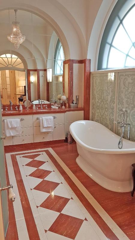 Luxourious Suite image 3