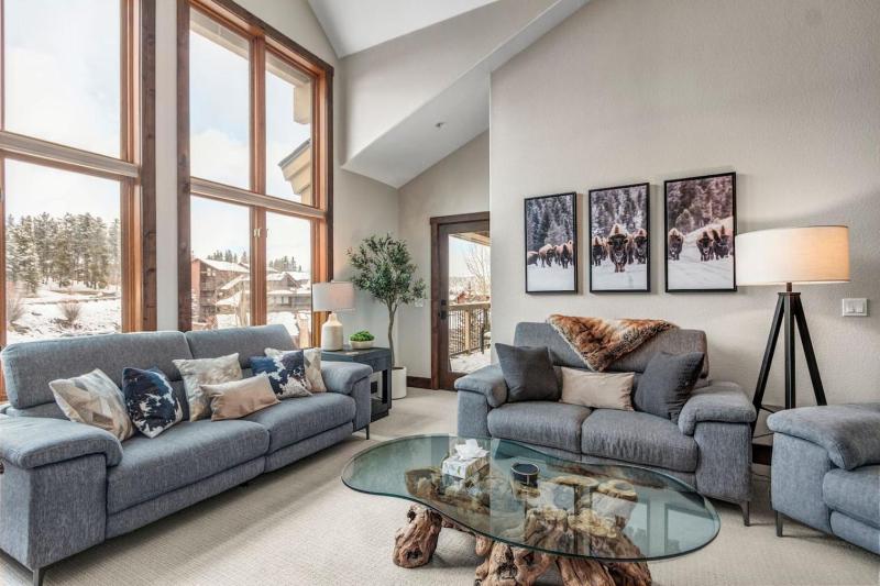 Remodeled Condo Ski in out with Hot Tub Spa Gym - image 1