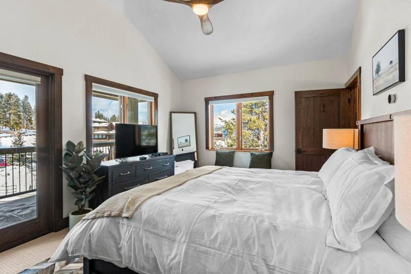Remodeled Condo Ski in out with Hot Tub Spa Gym - image 28