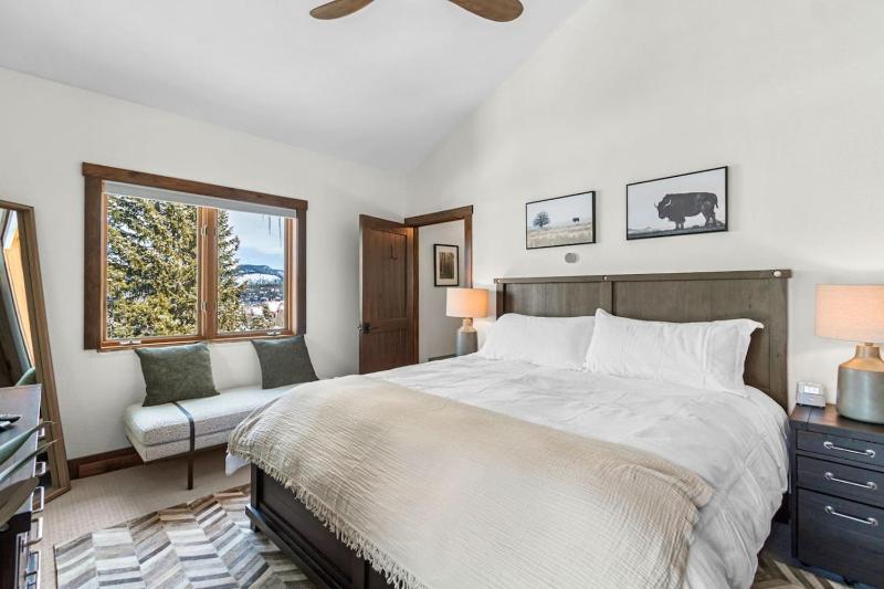 Remodeled Condo Ski in out with Hot Tub Spa Gym - image 7