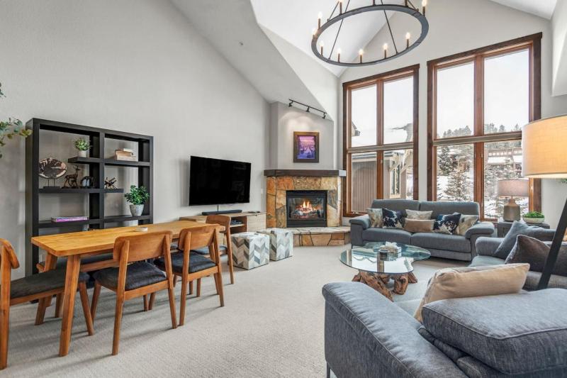 Remodeled Condo Ski in out with Hot Tub Spa Gym - image 18