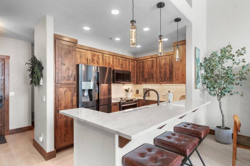 Remodeled Condo Ski in out with Hot Tub Spa Gym - image 4
