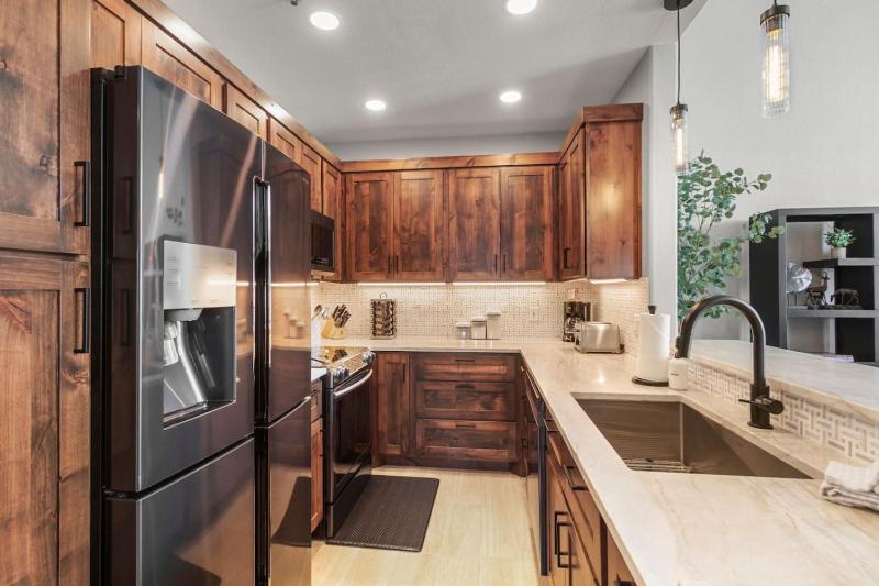 Remodeled Condo Ski in out with Hot Tub Spa Gym - image 29