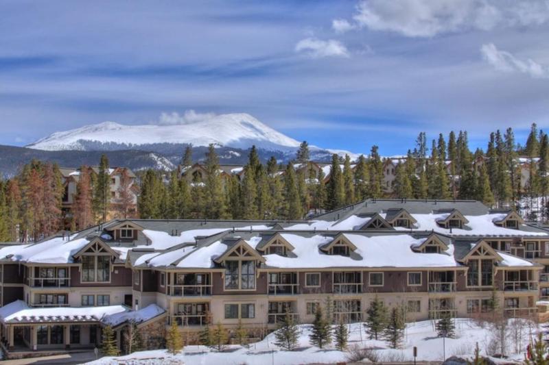 Remodeled Condo Ski in out with Hot Tub Spa Gym - image 8