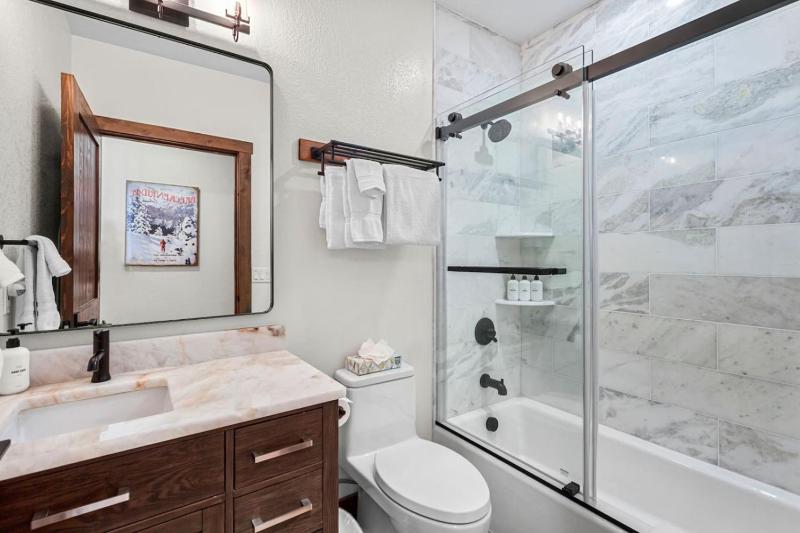 Remodeled Condo Ski in out with Hot Tub Spa Gym - image 9