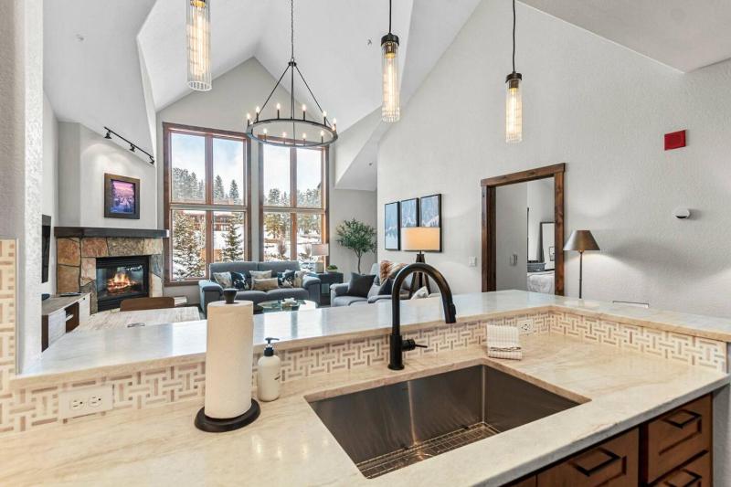 Remodeled Condo Ski in out with Hot Tub Spa Gym - image 27