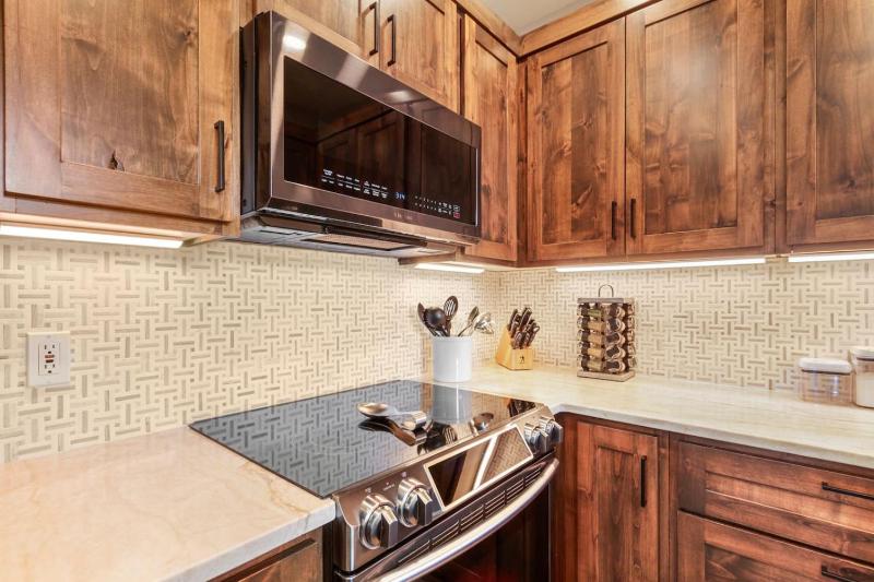 Remodeled Condo Ski in out with Hot Tub Spa Gym - image 25