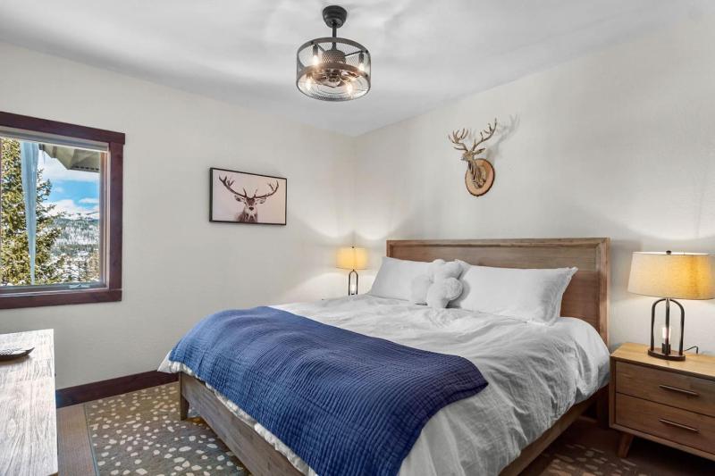 Remodeled Condo Ski in out with Hot Tub Spa Gym - image 15