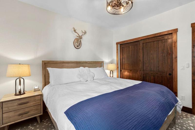Remodeled Condo Ski in out with Hot Tub Spa Gym - image 20