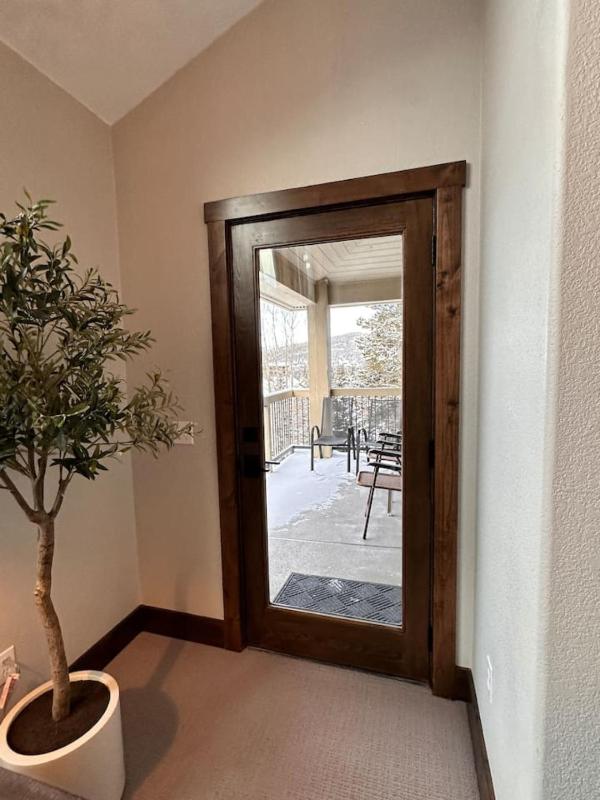 Remodeled Condo Ski in out with Hot Tub Spa Gym - image 23