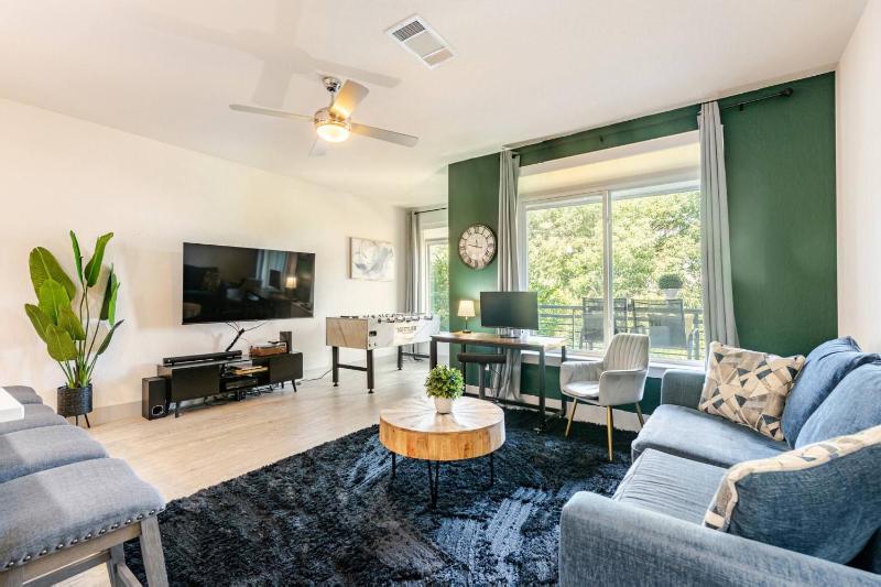 Chic Riverwalk Facing Condo Pool View Free Parking Pets Welcome - image 35