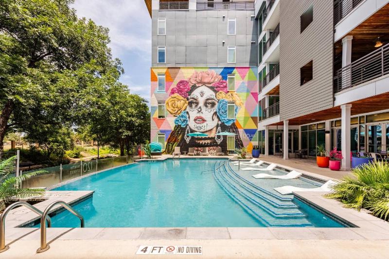 Chic Riverwalk Facing Condo Pool View Free Parking Pets Welcome - image 9