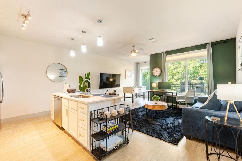 Chic Riverwalk Facing Condo Pool View Free Parking Pets Welcome - image 13