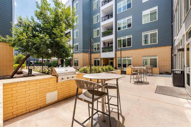 Chic Riverwalk Facing Condo Pool View Free Parking Pets Welcome - image 8