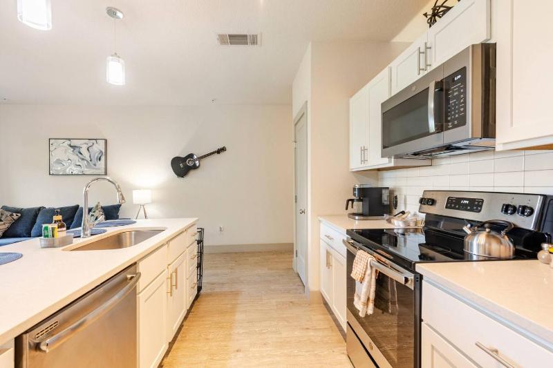 Chic Riverwalk Facing Condo Pool View Free Parking Pets Welcome - image 27