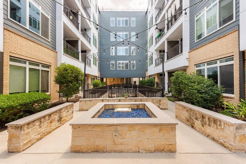 Chic Riverwalk Facing Condo Pool View Free Parking Pets Welcome - image 44