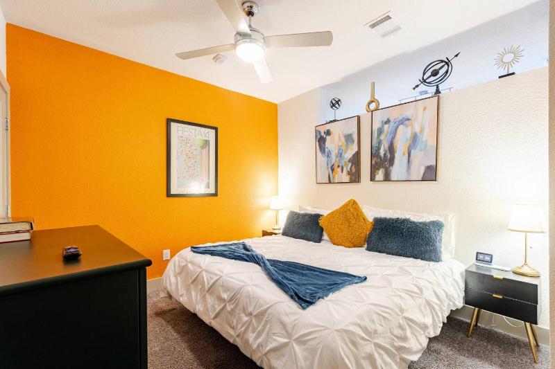 Chic Riverwalk Facing Condo Pool View Free Parking Pets Welcome - image 22
