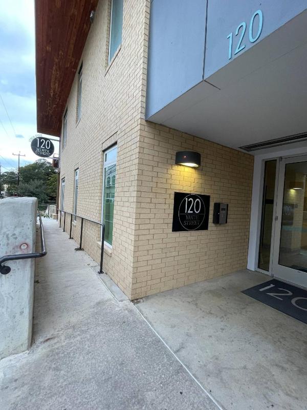 Chic Riverwalk Facing Condo Pool View Free Parking Pets Welcome - image 18