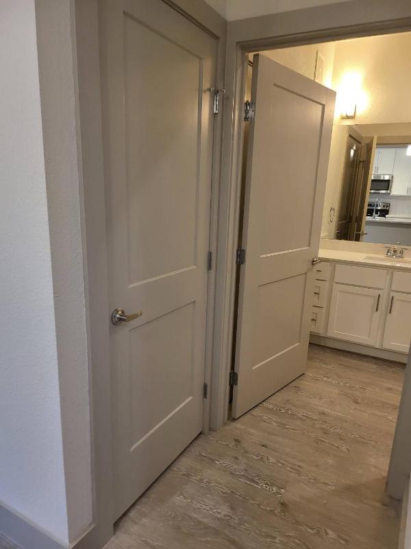 Chic Riverwalk Facing Condo Pool View Free Parking Pets Welcome - image 20