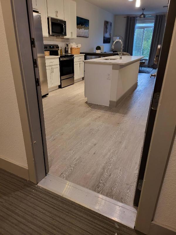 Chic Riverwalk Facing Condo Pool View Free Parking Pets Welcome - image 25