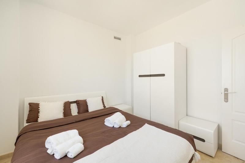 Modern Apartment With Ocean Views - image 16
