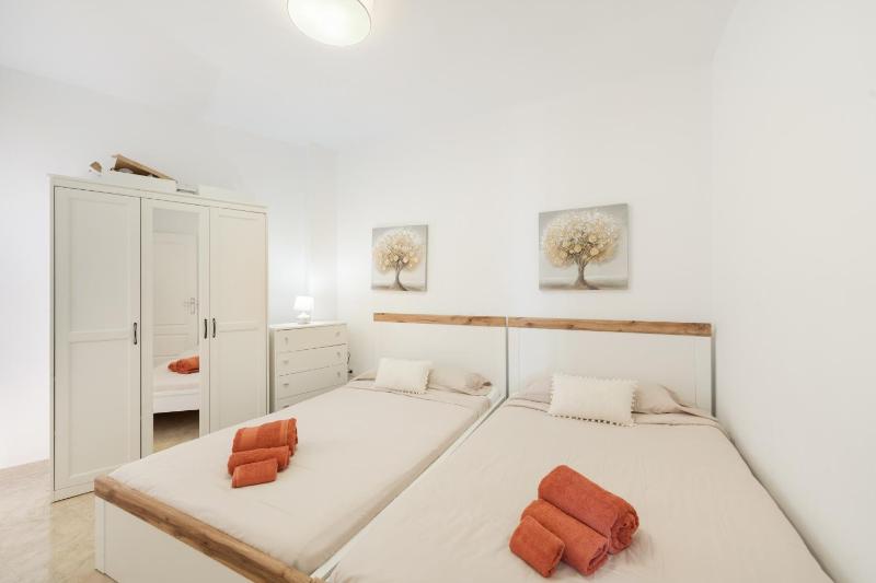 Modern Apartment With Ocean Views - image 20