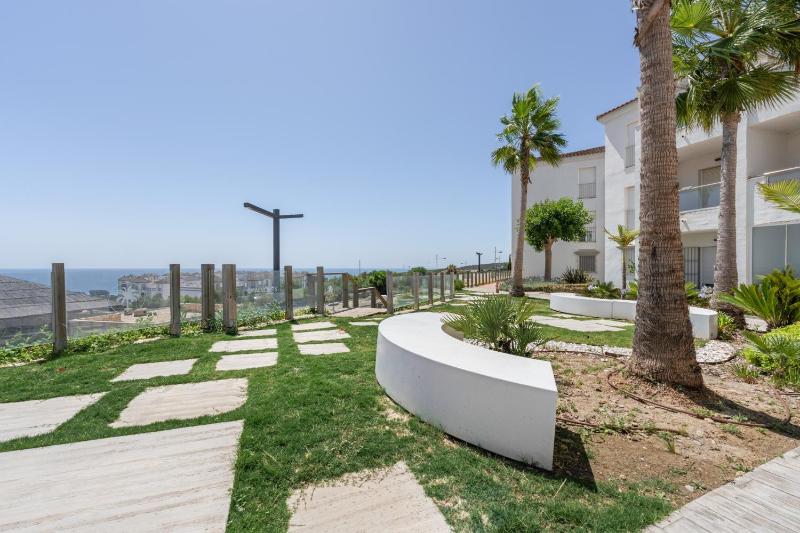 Modern Apartment With Ocean Views - image 23