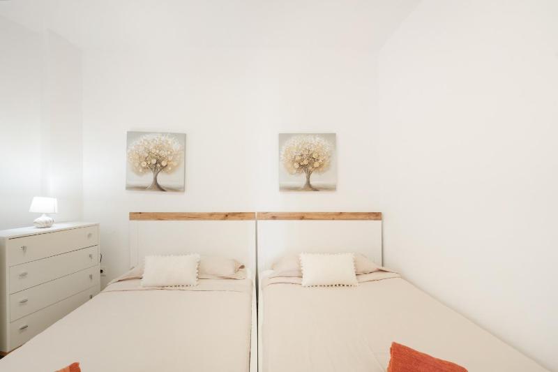 Modern Apartment With Ocean Views - image 19