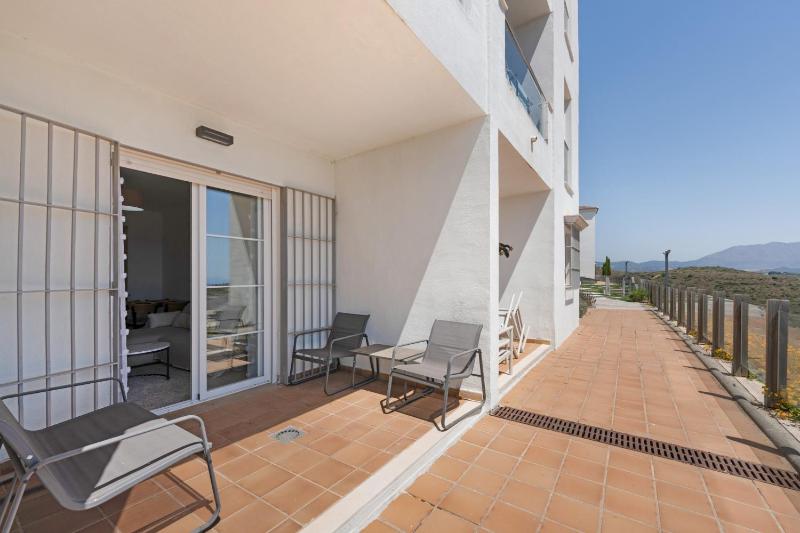 Modern Apartment With Ocean Views - image 14