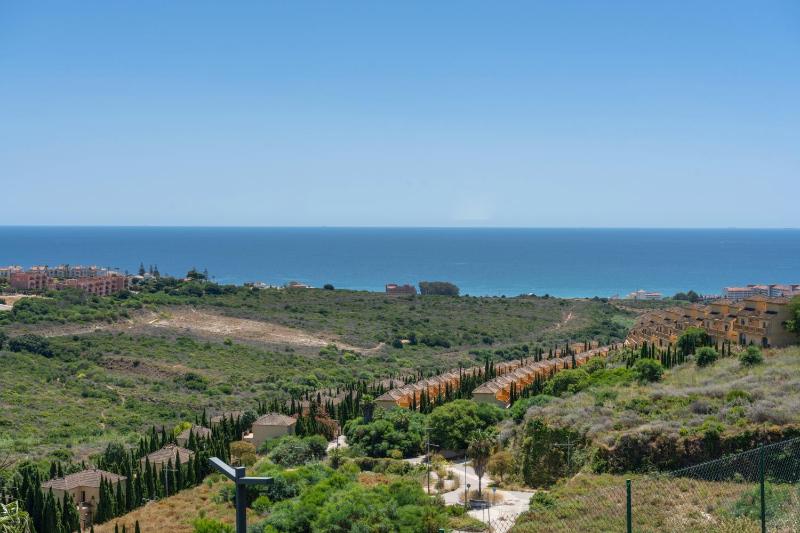 Modern Apartment With Ocean Views - image 33