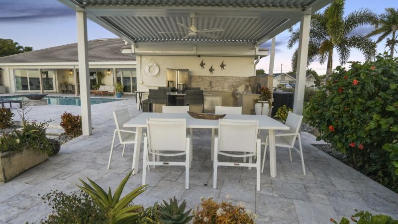 Villa Vivara Stylish 4BR Villa with Heated Pool - image 5