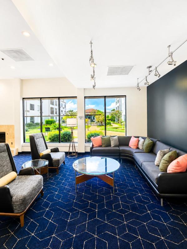 Courtyard by Marriott Houston Hobby Airport - image 12