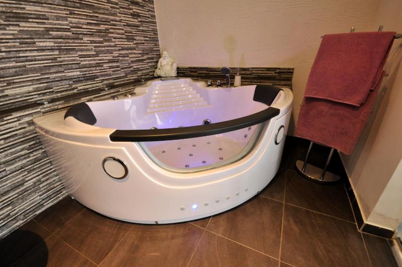 One-Bedroom Apartment with Spa Bath image 2