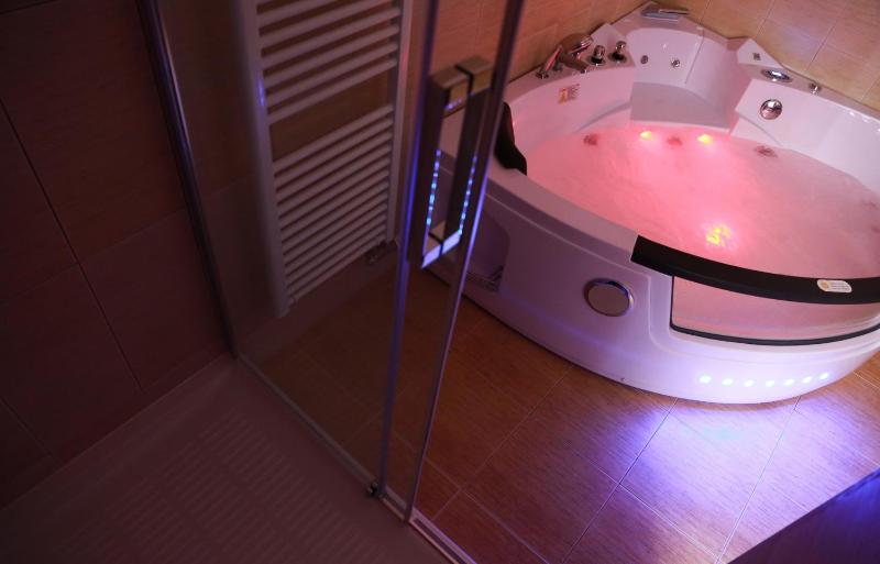 Double Room with Spa Bath image 3