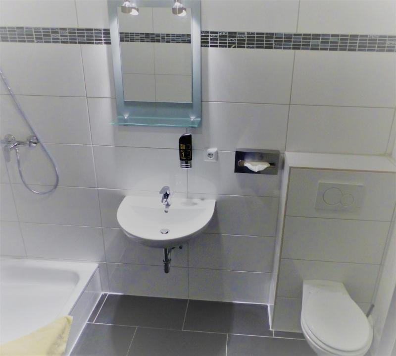Standard Twin Room image 4