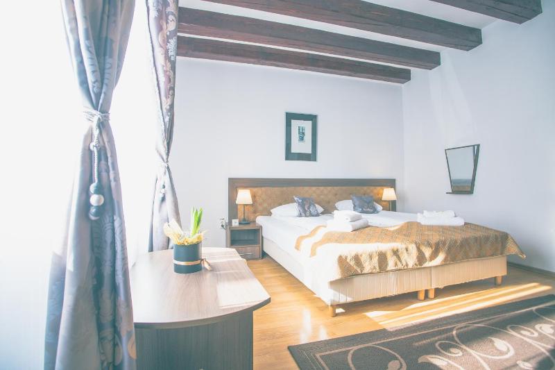 Twin Room image 3