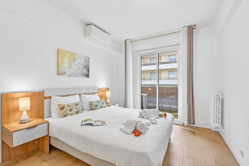 2 Bedrooms Antibes Center Balcony - Happy Rentals - image 15